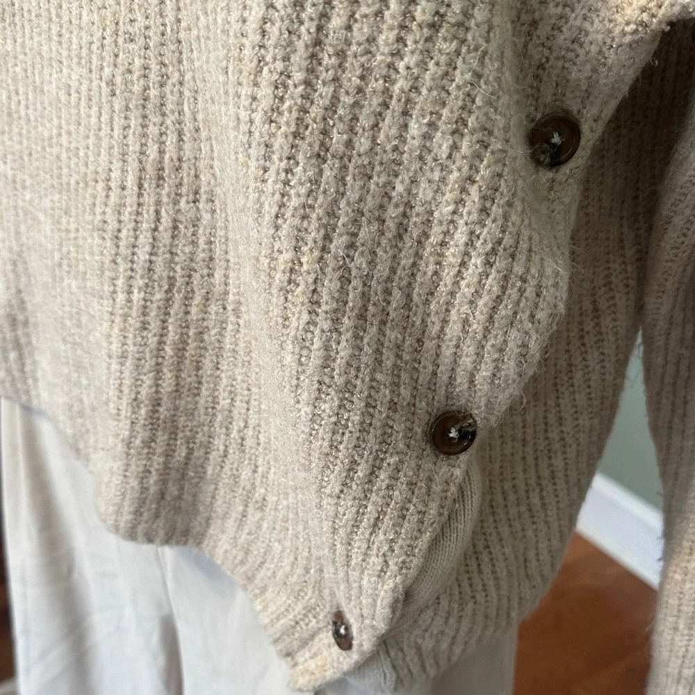 Cozy Beige Crewneck Women's Sweater No tag - Picture 5 of 6